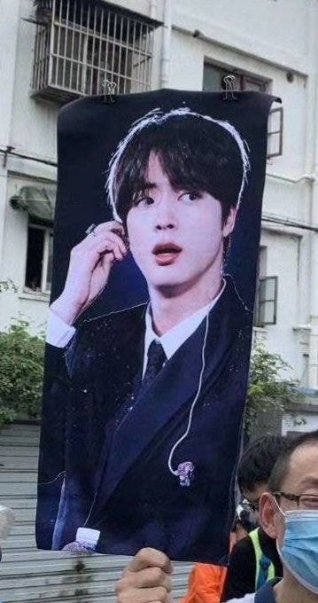  중국 수능 보는날 현장에 나타난 방탄소년단 진 팻말