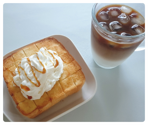  카페에 왜 가? 짐승용량 삼립허니브레드가 존재하는데?