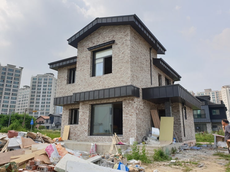 7월 9일 군산 미장동 콘크리트 주택에 창호 일체형 블라인드 설치 및 점검 완료.