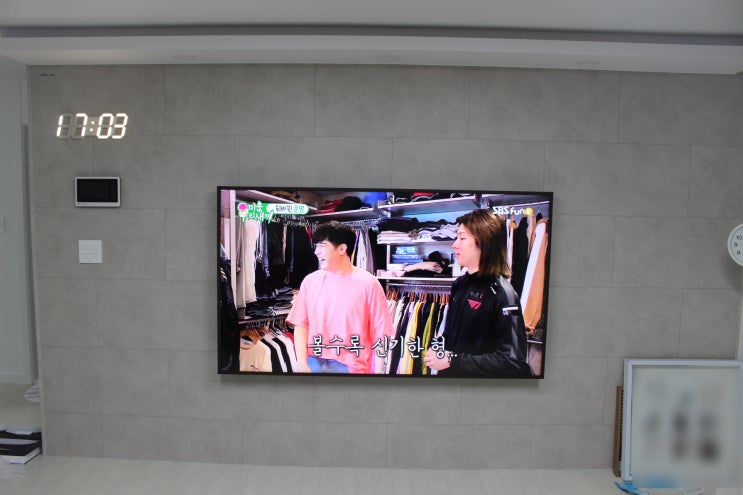  삼성 프레임 TV (THE FRAME)밀착형 브라켓 벽걸이 설치 사례 /  KQ75LST03AF / KQ65LST03AF / KQ55LST03AFXKR  로이레트니LED 시계