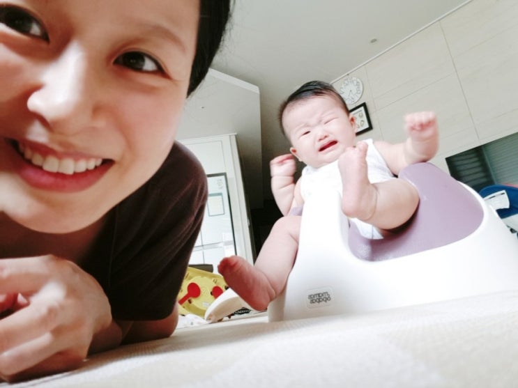  145일 아기 수유텀&하루일과 (아기 뒤집는 시기 / 발 장난감 / 이유식 먹을 시기 / 아기 범보의자에서 잘놀아요