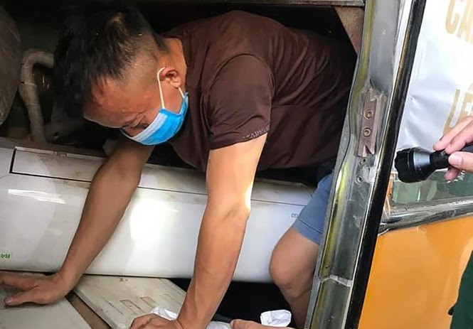  언어공부용/짐칸에 몸을 숨긴 사람들, 격리 피하기 위해