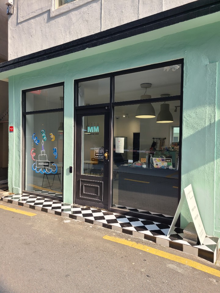 우울할 때 나를 위한 선물로 딱~! 부산 전포동 케이크 맛집 몬몬케이크