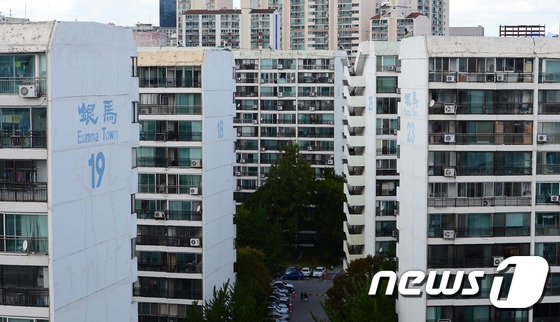 "팔아서 남 좋은일 시킬 수 없어" 강남 집주인, 전세 놓고 '존버'_7·10 대책 '세금 폭탄'이 예상, 강남 고가주택 시장이 혼돈 "팔아서 남 좋은일 시킬 수 없어" 강남 집주인, 전세 놓고 '존버'_7·10 대책 '세금 폭탄'이 예상, 강남 고가주택 시장이 혼돈