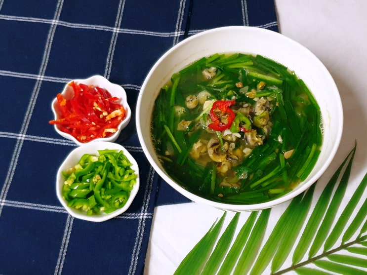  바다고둥 품은 부추된장국 made by. 집밥홍선생