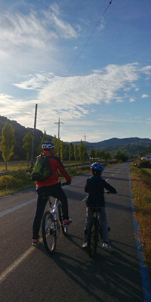 아이들과 달리는 자전거(진주문산자전거도로)
