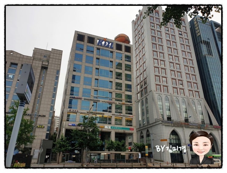  빌딩 위에 농구공