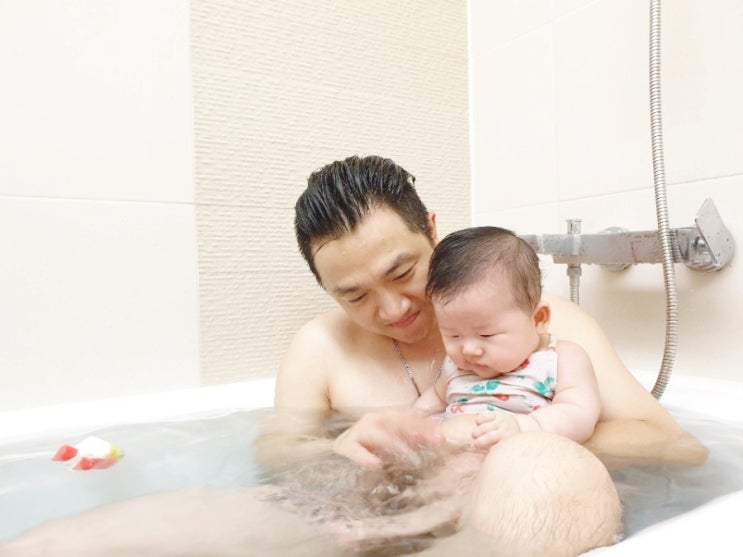  148일 아기 ( 아기 목욕 / 아기바디워시 / 하루가 다른 아기 행동 발달)