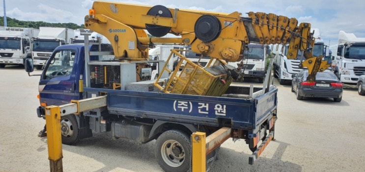  2.5톤 수산7단붐 중고 스카이 카고크레인겸용 수산7단붐 크레인 고소작업차 2007년식 중고고소작업차 무선리모컨장착했어요