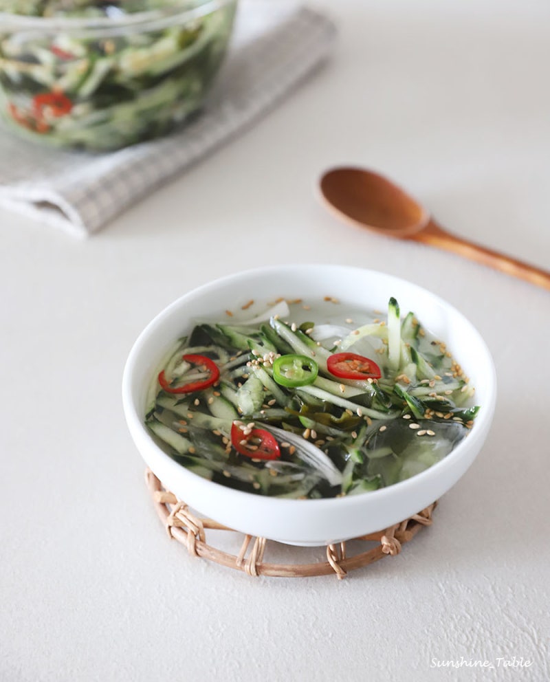 Canh dưa chuột lạnh với màu xanh tươi mát từ dưa chuột và rong biển