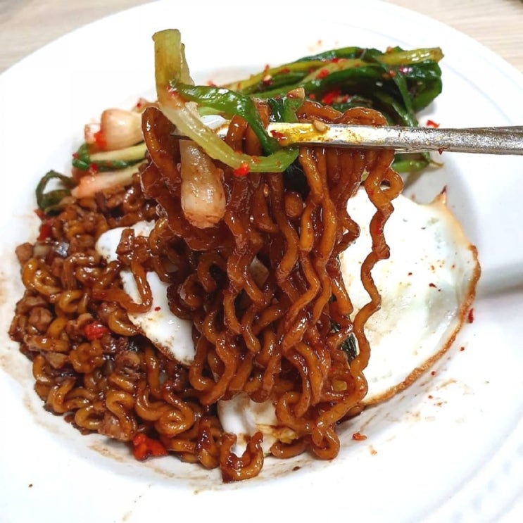 파김치와 짜파게티 찰떡 자취요리 그리고 디저트 체리와 커피 파김치와 짜파게티 찰떡 자취요리 그리고 디저트 체리와 커피