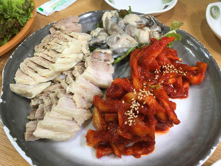  감자탕이 서비스로! 영등포/영등포역 보쌈 맛집 '삼해집'