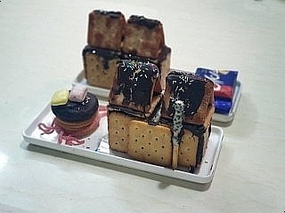  아이와 함께 과자집을 만들어 보았습니다. 남은과자정리에 좋아요