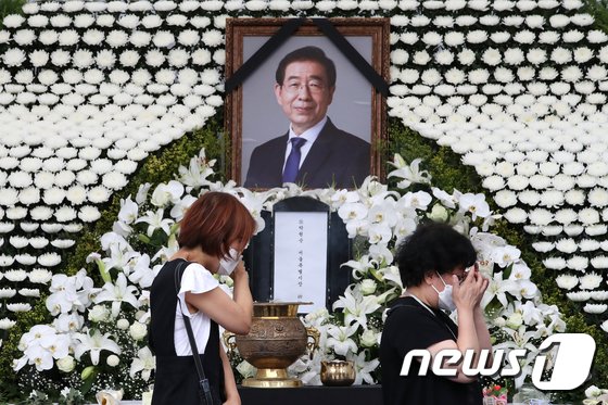재임 9년간 빚만 3억8천 늘어난 '무주택' 박원순…퇴직금만, 공무원 연금 대상도 아냐 재임 9년간 빚만 3억8천 늘어난 '무주택' 박원순…퇴직금만, 공무원 연금 대상도 아냐