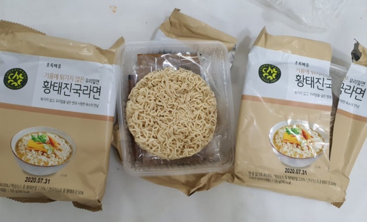  초록마을 황태진국라면. 원래 좋은 라면은 소주 냄새가 나나요?
