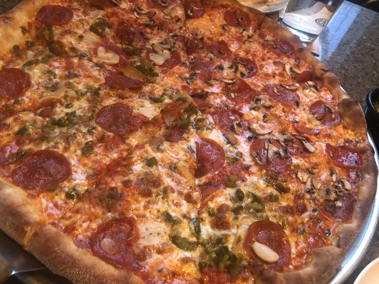 D-tower 폴리스에서 식사를 하다. (Paulie's Brick Oven Pizzeria) D-tower 폴리스에서 식사를 하다. (Paulie's Brick Oven Pizzeria)