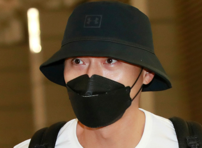 공항에서 출국하는 현빈 공항에서 출국하는 현빈