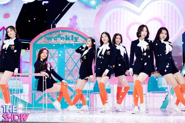 위클리 화제의 핫 신인! 데뷔 전부터 완성형 비주얼로 수많은 팬들을 만들어 낸 위클리의 시선을 사로잡는 화려한 무대 위클리 화제의 핫 신인! 데뷔 전부터 완성형 비주얼로 수많은 팬들을 만들어 낸 위클리의 시선을 사로잡는 화려한 무대