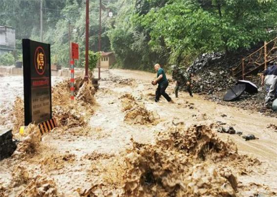 중국 폭우 40일째 지속, 돼지 독감, 열병, 구제역 발생한 가운데 돼지축사 홍수로 떠내려가