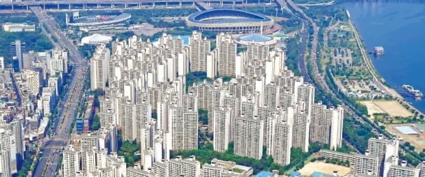  위기 내몰린 은퇴 생활자들.."다시 일하는 것 외엔 답 없다"