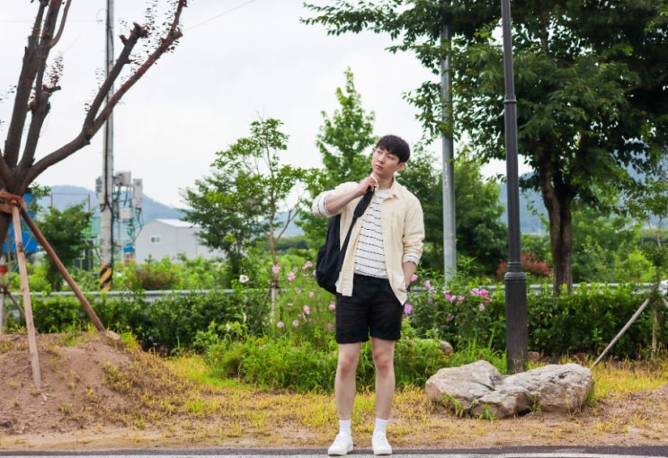  남자 반바지 코디 추천, 검은색 반바지에 스트라이프 티셔츠와 노란 셔츠