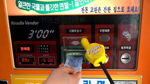 단돈 2000원이면 자판기에서 끓인 라면이 뚝딱!! / 무인 라면자판기 / 길거리음식 단돈 2000원이면 자판기에서 끓인 라면이 뚝딱!! / 무인 라면자판기 / 길거리음식