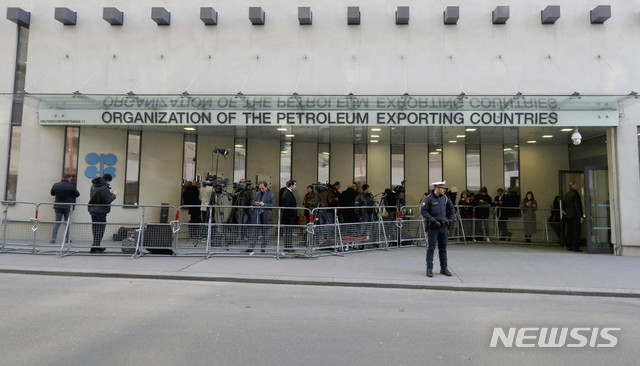 OPEC "내년 석유수요 하루 700만 배럴 증가…최대폭" OPEC "내년 석유수요 하루 700만 배럴 증가…최대폭"