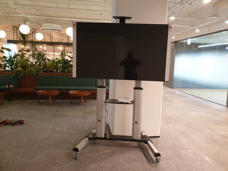  부천 65인치 이동식 TV거치대로 전자게시판 제작