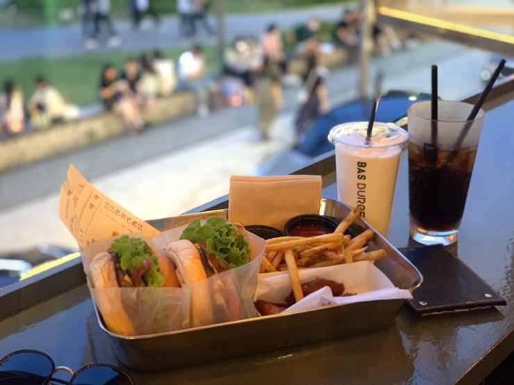 연남동 바스버거 연트럴파크가 한 눈에 보이는 버거 맛집