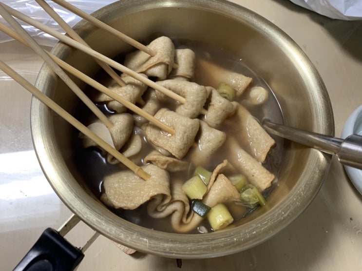  쉽게 만들 수 있는 간단 맥주 안주 오뎅탕 닭꼬치에 한잔 :)
