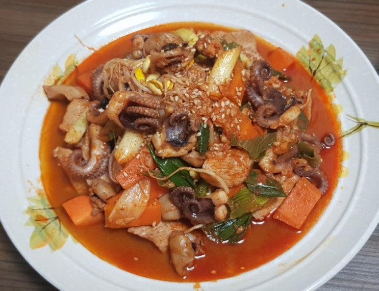 매콤한~ 주꾸미볶음 쭈꾸미인 특제 양념으로 맛있게! 매콤한~ 주꾸미볶음 쭈꾸미인 특제 양념으로 맛있게!