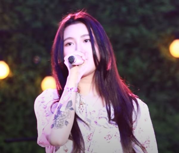 싱어송 라이터 백예린에 대해 알아보자 (나이,타투,인스타주소,노래추천 )