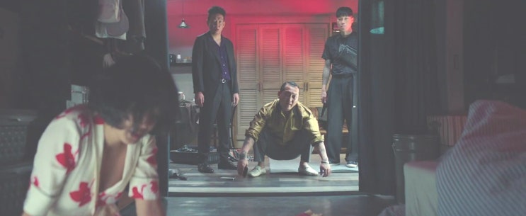  돈가방을 쫓는 사람들.  영화 지푸라기라도 잡고 싶은 짐승들