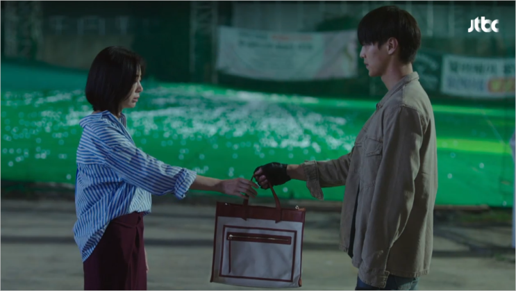  우아한친구들 송윤아가방, 눈에 띄네