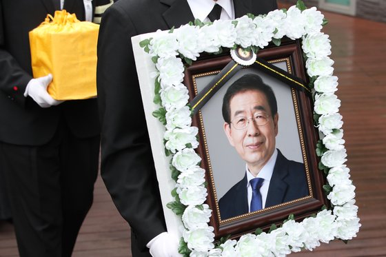 7억 빚 남기고 떠난 박원순, 연금·퇴직금 한푼도 못 받는다 7억 빚 남기고 떠난 박원순, 연금·퇴직금 한푼도 못 받는다