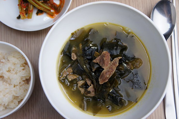 너무 쉬운 백종원 소고기 미역국 2인분 끓이는 법
