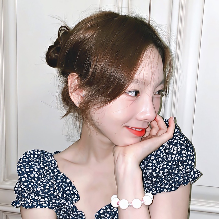 팔찌 만들기에 제대로 꽂힌 소녀시대 태연 팔찌 만들기에 제대로 꽂힌 소녀시대 태연