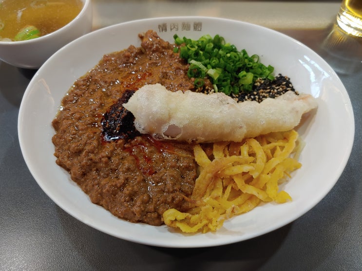  미슐랭 받은 면요리집의 깨부수면 - 신촌역 정육면체