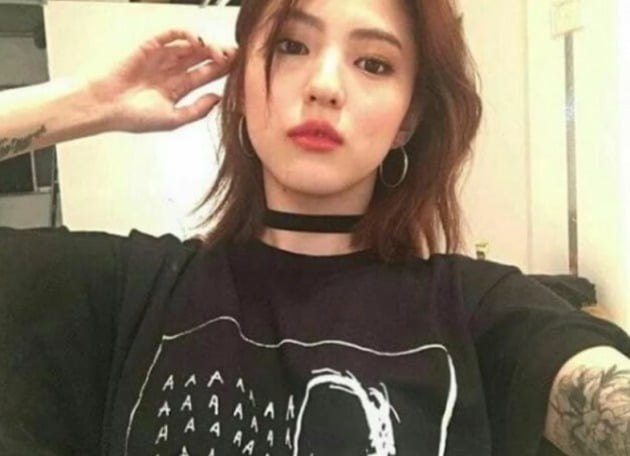  한소희 엄마 블로그 타투 담배 나이 졸업사진 거북목 키 부모님 비대칭