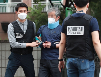 치욕 느껴보라 ᆢ문 대통령에 신발던진 50대 남성 치욕 느껴보라 ᆢ문 대통령에 신발던진 50대 남성