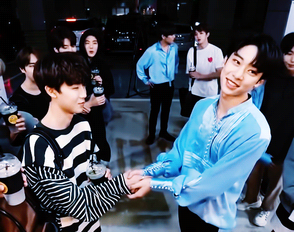 쇼챔피언 퇴근길 라이브 조승연 동키즈아이캔 베리베리 골든차일드 AB6IX 움짤 모음! 쇼챔피언 퇴근길 라이브 조승연 동키즈아이캔 베리베리 골든차일드 AB6IX 움짤 모음!