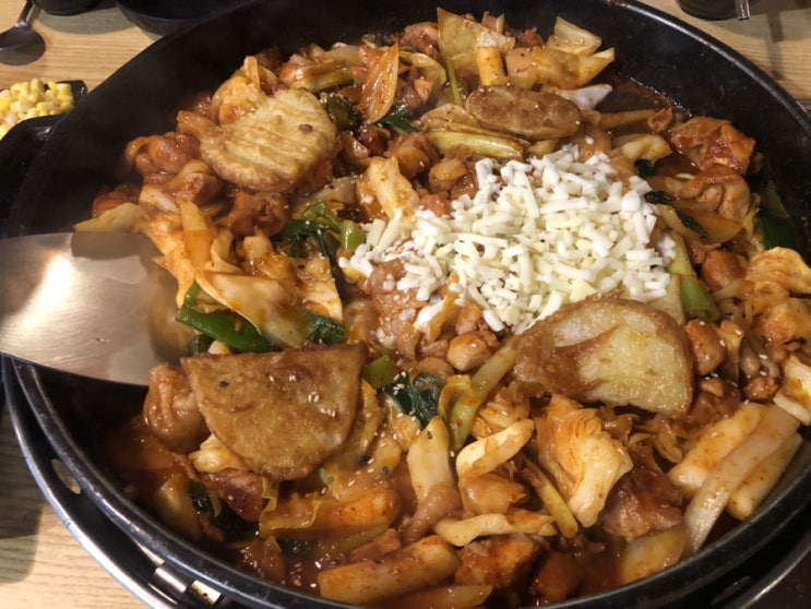  보통리저수지에서 저녁으로 홍춘천치즈닭갈비 먹었어요~