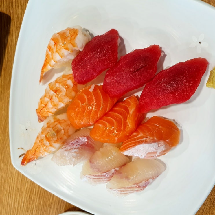  주말 초밥먹기 정말 맛있어요