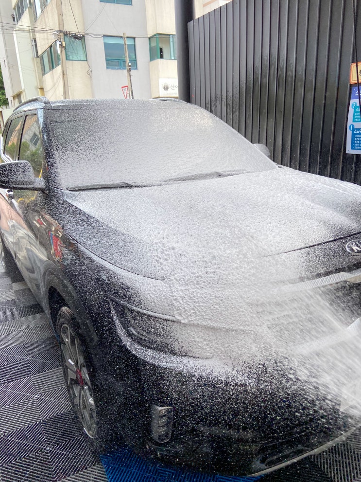  주말에 셀프세차 하고 왔어요~세차하고 오니 비가오네