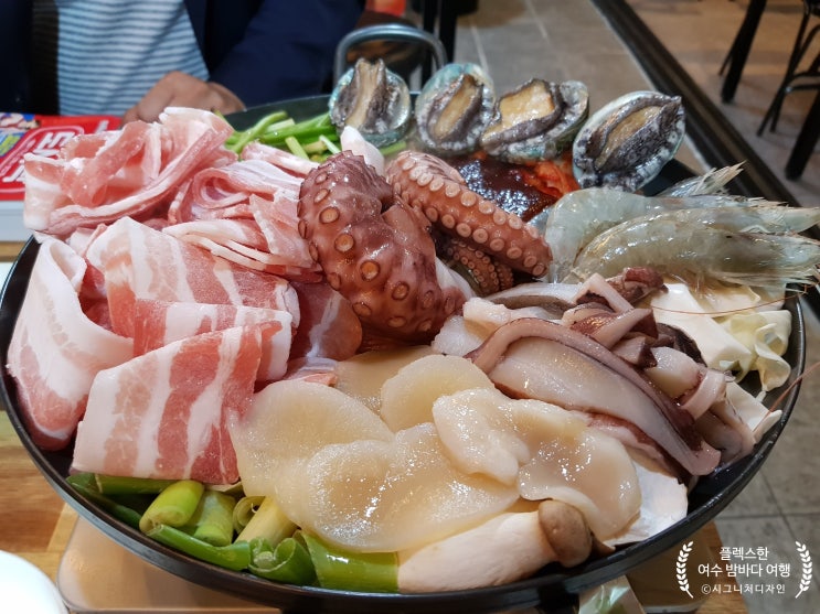 여수 밤바다 포차에서 돌문어 삼합숙소는 썬비치 펜션 플렉스한 여행 여수 밤바다 포차에서 돌문어 삼합숙소는 썬비치 펜션 플렉스한 여행