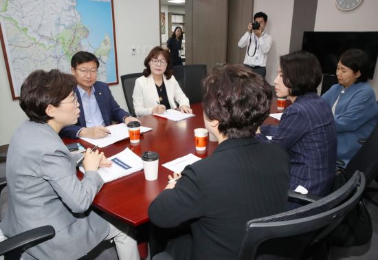 "여성 목소리 지우는 것" 민주당 여가위 폐지 추진, 여성 지지자들 '이탈' "여성 목소리 지우는 것" 민주당 여가위 폐지 추진, 여성 지지자들 '이탈'
