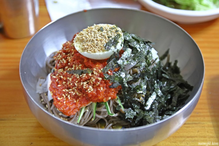 돼지고기수육과 함께 먹으면 더 맛있는 막국수