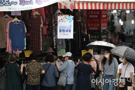 "내수 살려라" 정부, 재난지원금 효과 사라지자 임시공휴일 카드 "내수 살려라" 정부, 재난지원금 효과 사라지자 임시공휴일 카드