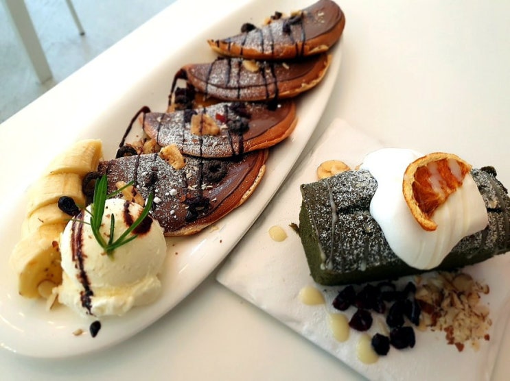  화이트톤 분위기와 맛있는 디저트 "띠그레블랑코"