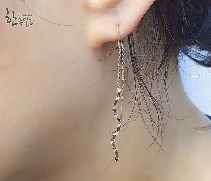 14k 드롭귀걸이 찰랑거리는 물결 라인의 매력 14k 드롭귀걸이 찰랑거리는 물결 라인의 매력